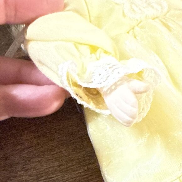 Vintage Porcelain Doll In Yellow Dress With Bonnet, 9" Tall - Picture 5 of 6